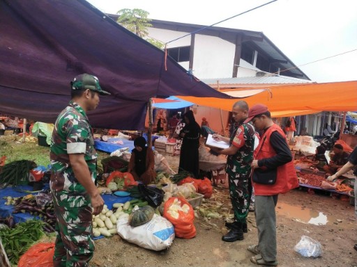 Babinsa Koramil 07/Baranti memantau harga sembako di Pasar Sentral Baranti, Sidrap, memastikan stabilitas harga dan ketersediaan bahan pokok bagi masyarakat.
