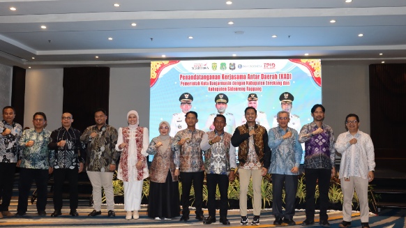 Pejabat Pemkab Sidrap berfoto bersama dengan perwakilan Pemkot Banjarmasin dan Pemkab Enrekang usai penandatanganan kerja sama antardaerah di Hotel Sheraton Four Points Makassar.