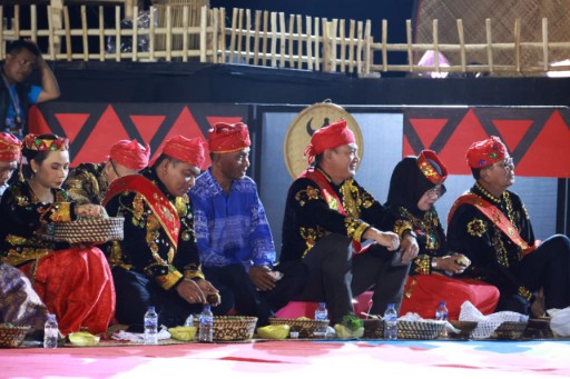 Kaops Madago Raya Kombes Pol Heni Agus Sunandar bersama para pejabat dan tokoh adat mengikuti prosesi pembukaan Festival Danau Poso ke-25 tahun 2025 di Anjungan FDP, Poso, Sulawesi Tengah.