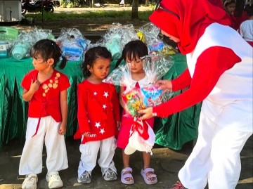 Anggota Persit Kartika Chandra Kirana Sidrap memberikan hadiah kepada anak-anak peserta lomba dalam rangka perayaan HUT RI ke-80 di Kodim 1420/Sidrap.