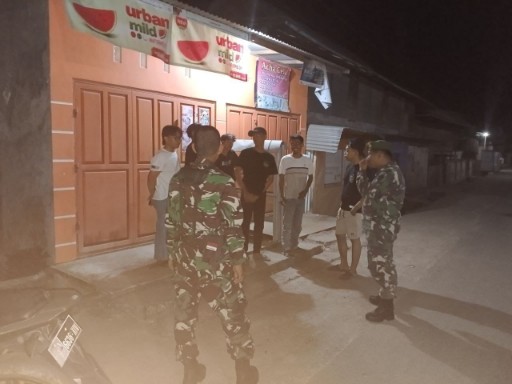 Batuud Koramil 1420-02/Tellu Limpoe, Pelda Jafar, memimpin patroli malam bersama warga di Kelurahan Amparita, Kecamatan Tellu Limpoe, Kabupaten Sidrap.