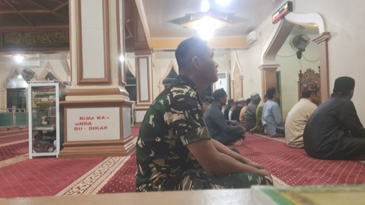 Anggota TNI mengikuti salat Subuh berjamaah bersama warga di masjid wilayah Sidrap dalam kegiatan Safari Subuh Kodim 1420/Sidrap.