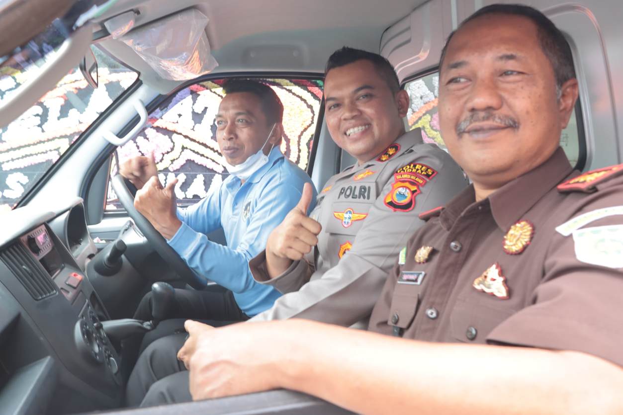 Kapolres Sidrap AKBP Fantry Taherong bersama Bupati dan Kajari Sidrap berada di dalam mobil pengantar makanan bergizi gratis usai peresmian dapur SPPG di Desa Mojong, Kecamatan Watang Sidenreng.