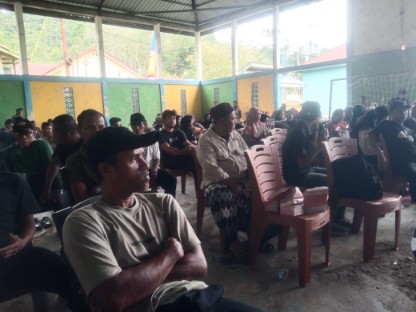 Warga Desa Torete menghadiri rapat sosialisasi AMDAL bersama PT. MIS di balai desa, membahas dampak lingkungan dan sosial rencana kegiatan pertambangan di Morowali.