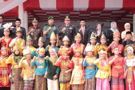 Kapolres Sidrap AKBP Fantry Taherong bersama Dandim 1420 Sidrap dan pejabat daerah berfoto bersama pelajar mengenakan pakaian adat usai upacara Hari Sumpah Pemuda ke-97 di Lapangan Kantor Bupati Sidrap.