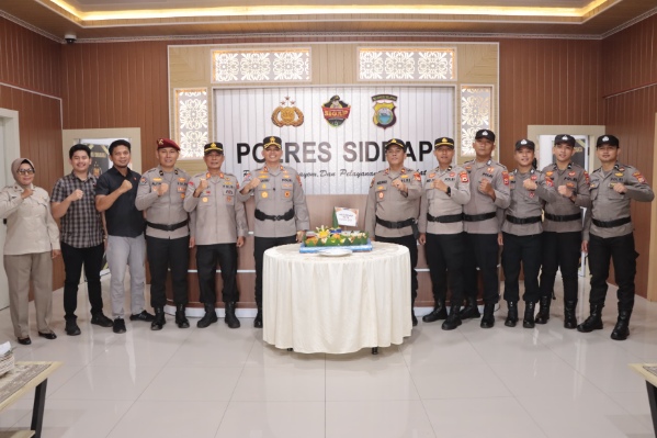 Kapolres Sidrap AKBP Fantry Taherong berfoto bersama jajaran Polres Sidrap saat peringatan HUT ke-74 Humas Polri di Mapolres Sidrap.