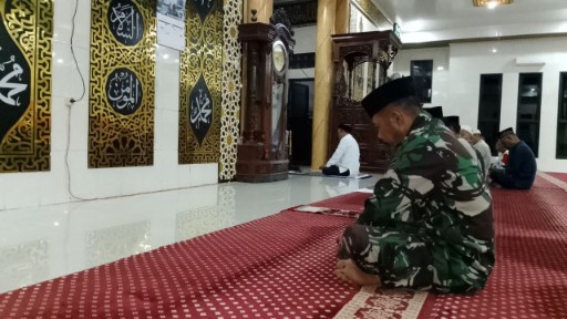 Babinsa Kodim 1420/Sidrap melaksanakan Safari Subuh berjamaah di masjid wilayah binaan sebagai bentuk kedekatan TNI dengan masyarakat.