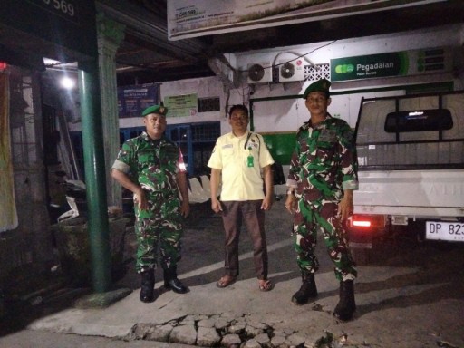 Anggota Koramil 07 Baranti bersama petugas keamanan melakukan patroli malam di depan Kantor Pegadaian Passeno, Kecamatan Baranti, Sidrap.