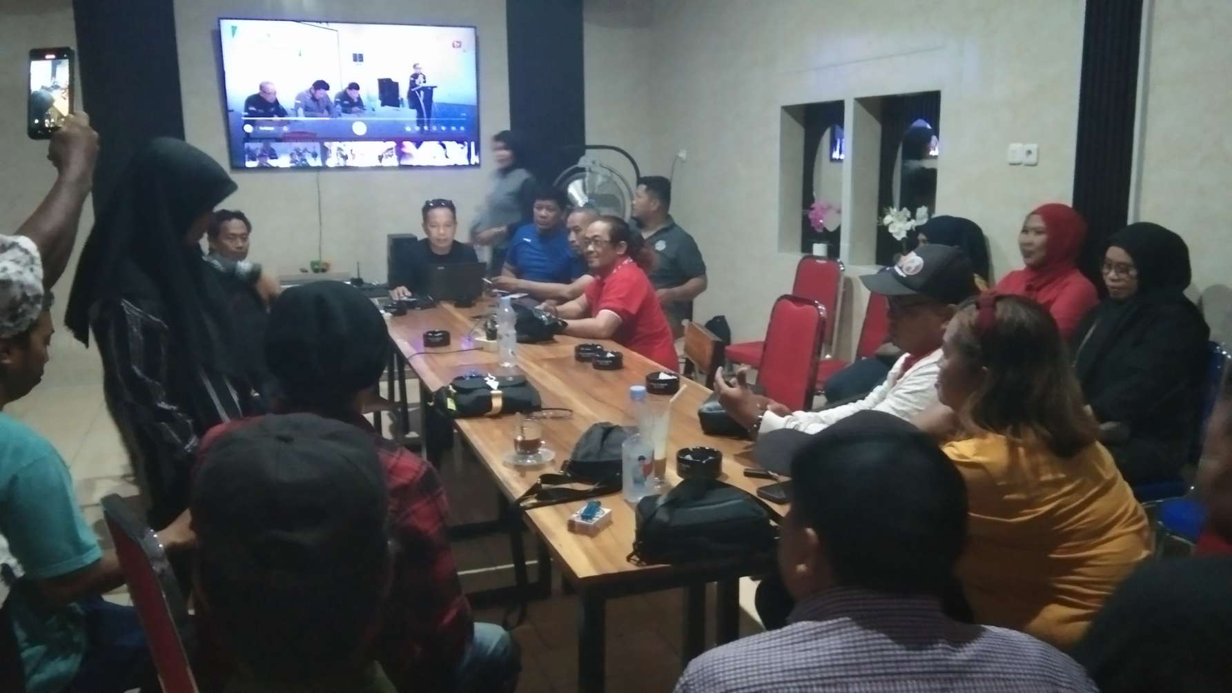 Ketua IWO Sidrap Edy Basri memimpin rapat teknis persiapan Rakernas III IWO 2025 di Café Marza, Pangkajene, bersama pengurus dan anggota.