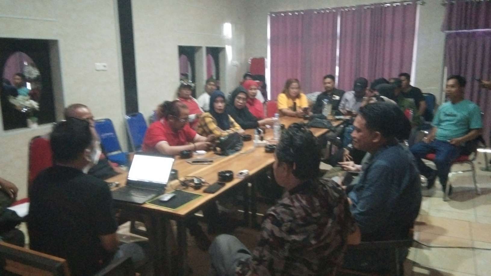 Sejumlah pengurus IWO Sidrap mengikuti rapat persiapan keberangkatan menuju Rakernas IWO 2025 di Jakarta, berlangsung penuh semangat kebersamaan di sebuah ruangan pertemuan di Sidrap. 