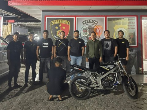 Tim Resmob Polres Sidrap berfoto bersama usai berhasil mengungkap kasus curanmor di Kecamatan Panca Rijang, menunjukkan respon cepat dan profesionalisme aparat kepolisian.