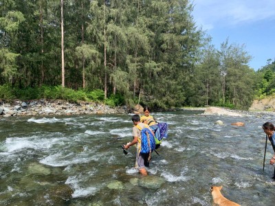 Tandu rotan tradisional, tongkat kayu, serta perlengkapan lapangan digunakan oleh relawan Wahdah Peduli untuk menembus arus sungai dan medan ekstrem dalam misi kemanusiaan.