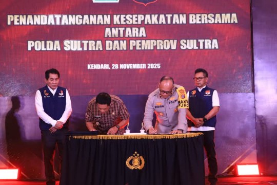 Pejabat Polda Sultra dan Pemerintah Provinsi Sultra menandatangani kesepakatan bersama dalam launching aplikasi Siga Tenggara di Kendari.