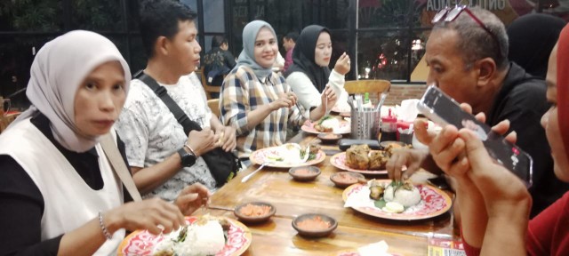 Anggota IWO Sidrap menikmati jamuan makan malam bersama di Waroeng Sambal Bakar, Jakarta, dalam suasana hangat penuh kebersamaan.