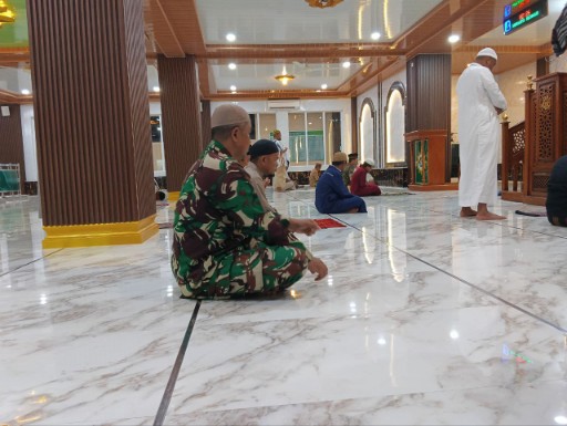 Babinsa Koramil Kodim 1420/Sidrap melaksanakan Safari Salat Subuh berjamaah di masjid wilayah Sidrap untuk mempererat kemanunggalan TNI dengan rakyat.
