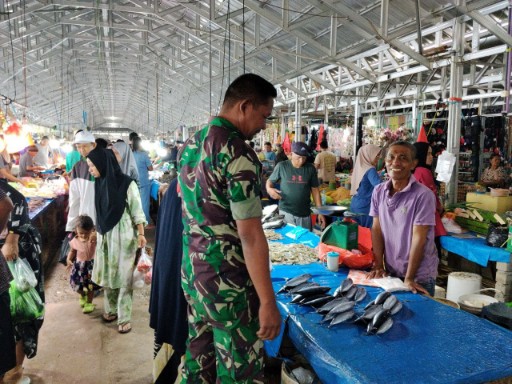 Babinsa Koramil 1420-04/Watang Pulu Sertu Hasdi memantau harga sembako dengan berdialog bersama pedagang di Pasar Lawawoi Sidrap.