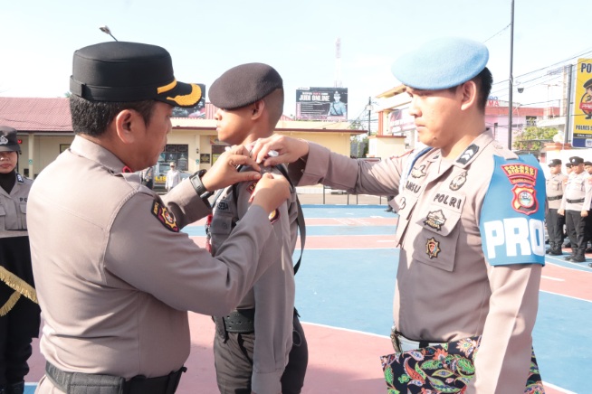 Wakapolres Sidrap Kompol Sulkarnain menyematkan tanda latihan kepada siswa latja SPN Polda Sulsel saat upacara pembukaan di Lapangan Apel Presisi Polres Sidrap.
