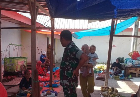 Babinsa Koramil 02/Tellu Limpoe melakukan pemantauan harga kebutuhan pokok di Pasar Amparita, Sidrap, sambil berdialog dengan pedagang untuk menjaga stabilitas harga dan ketersediaan pangan.