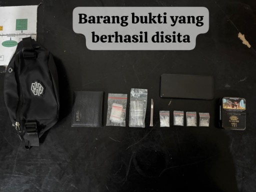Barang bukti hasil penggerebekan Polres Simalungun berupa tas hitam, dompet, plastik klip berisi sabu, sekop sedotan, ponsel, dan kaleng rokok yang diamankan dari tersangka.