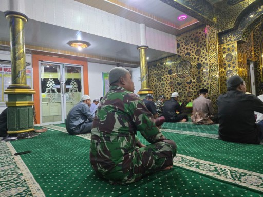 Babinsa Kodim 1420 Sidrap melaksanakan Safari Salat Subuh berjamaah bersama warga di masjid wilayah binaan untuk mempererat komunikasi sosial dan menjaga keamanan lingkungan.
