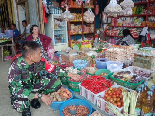 Babinsa Koramil 1420-05/Dua Pitue, Serma Afzalul Rahman, memantau harga bahan pokok di Pasar Sentral Tanru Tedong Sidrap untuk menjaga stabilitas ekonomi warga.