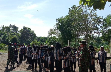 Danposramil Pitu Riase Pelda Rusdi memberikan pelatihan kedisiplinan dan kepemimpinan kepada siswa OSIS SMAN 9 Sidrap di halaman sekolah.