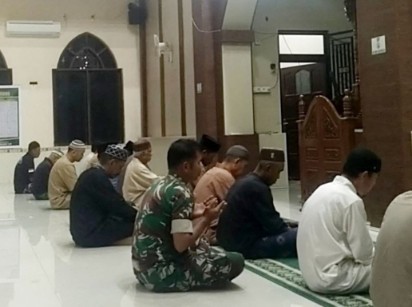 Babinsa Kodim 1420/Sidrap melaksanakan safari subuh dan komunikasi sosial bersama warga di masjid wilayah binaan Kabupaten Sidrap.