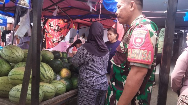 Babinsa Koramil 04/Watang Pulu memantau ketersediaan bahan pokok di Pasar Lawawoi, Sidrap, untuk menjaga stabilitas harga dan pasokan pangan masyarakat.