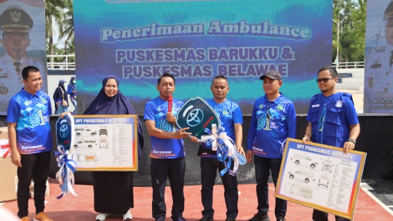 Bupati Sidrap H. Syaharuddin Alrif menyerahkan simbol kunci dan papan spesifikasi dua unit ambulans untuk Puskesmas Barukku dan Belawae pada peringatan HKN ke-61 di Lapangan Usman Isa Pangkajene.