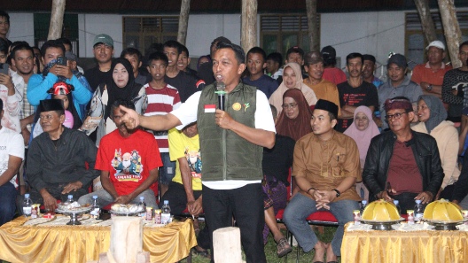 Bupati Sidrap H. Syaharuddin Alrif berpidato di tengah warga saat menghadiri pesta adat Mappadendang di Kecamatan Kulo, dikelilingi masyarakat yang antusias menyambut kehadirannya.