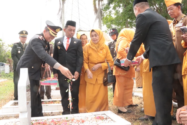 Kapolres Sidrap AKBP Fantry Taherong menabur bunga di makam pahlawan bersama Forkopimda pada peringatan Hari Pahlawan ke-80 di TMP Desa Mario.