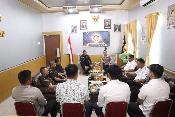 Kapolres Sidrap AKBP Fantry Taherong menerima kunjungan Kajari Sidrap Adhy Kusumo Wibowo di ruang kerja Polres Sidrap untuk mempererat sinergi penegakan hukum.