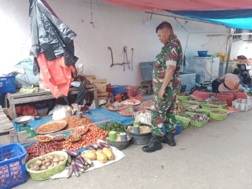 Babinsa Kelurahan Amparita Peltu Baharuddin memantau harga sembako di Pasar Tradisional Amparita, Sidrap.