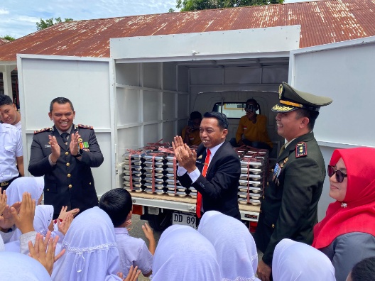 Kapolres Sidrap AKBP Fantry Taherong tampak tersenyum dan bertepuk tangan bersama Forkopimda saat peresmian Dapur SPPG di Kelurahan Lancirang, Kecamatan Pitu Riawa, Sidrap.