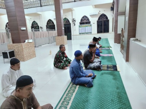 Babinsa Kodim 1420/Sidrap melaksanakan safari shalat subuh berjamaah bersama masyarakat di masjid wilayah binaannya sebagai bentuk komunikasi sosial dan pemantauan situasi keamanan di Sidrap.