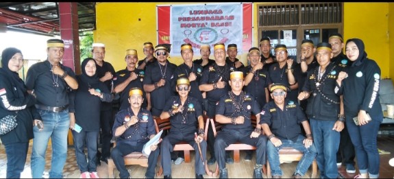 Anggota PMB Sulawesi Selatan berpose bersama usai menyampaikan klarifikasi resmi terkait pemberitaan aksi pembongkaran rumah di Makassar.