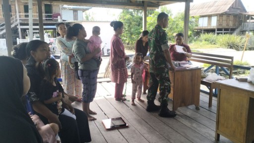 Babinsa Serma Usman mendampingi kegiatan Posyandu di Kelurahan Sidenreng, membantu warga dan kader kesehatan memantau tumbuh kembang balita.