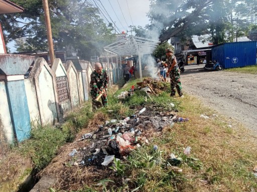 Babinsa Koramil 1420-06/Pancarijang bersama warga membersihkan tumpukan sampah dan saluran air di Kelurahan Rappang untuk mencegah banjir