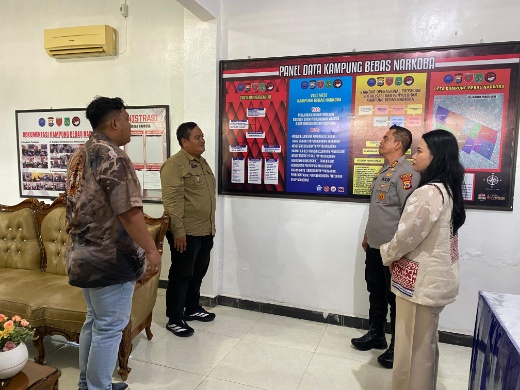 Kapolres Sidrap bersama jajaran dan pengurus KBN Mappadeceng meninjau panel data Kampung Bebas Narkoba di Posko KBN Pangkajene.