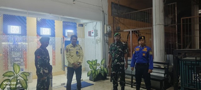 Empat personel TNI dan Damkar sedang melaksanakan patroli gabungan malam di kawasan Watang Pulu untuk memastikan keamanan wilayah.