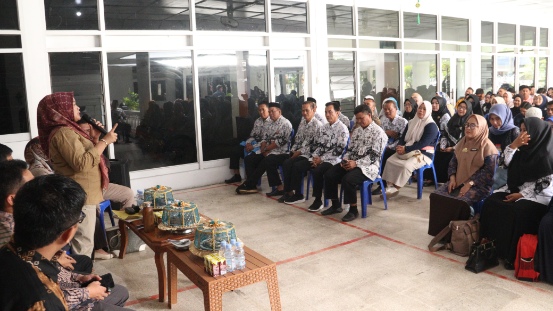 Seorang perempuan yang merupakan Wakil Bupati Sidrap berbicara menggunakan mikrofon di depan puluhan guru yang duduk rapi dalam sebuah pertemuan resmi di Rumah Jabatan Wakil Bupati.