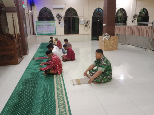 Babinsa mengikuti safari Subuh bersama warga di masjid sebagai bagian dari kegiatan komsos Kodim 1420/Sidrap.