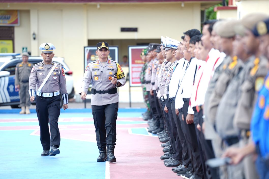 Kapolres Sidrap memimpin gelar pasukan Operasi Zebra 2025 sebagai langkah penguatan disiplin dan keselamatan lalu lintas.