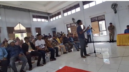 Warga Kelurahan Bontoraya duduk memenuhi ruangan pertemuan saat menyampaikan penolakan terhadap rencana pergantian kepala lingkungan.