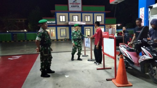 Anggota Koramil 1420-07/Baranti melaksanakan patroli Siskamling di SPB,  berinteraksi dengan warga saat pengecekan keamanan wilayah.