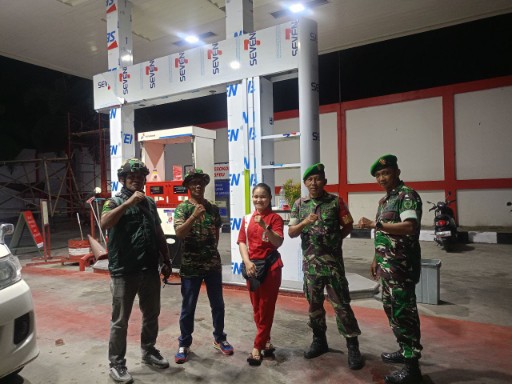 Babinsa dan anggota Koramil 1420-03/Maritengngae bersama petugas SPBU melakukan patroli malam di wilayah Kelurahan Pangkajene, Sidrap, untuk memastikan situasi tetap aman dan kondusif.