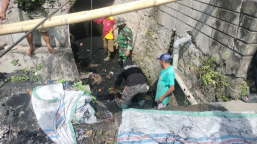 Babinsa memimpin gotong royong pengerukan saluran air tersumbat bersama warga di Kelurahan Wala, Sidrap.