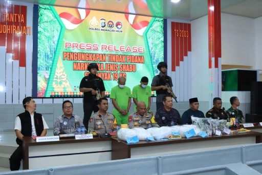 Petugas Polres Indragiri Hilir menggelar press release pengungkapan kasus narkotika sabu 19 kg bersama tersangka dan barang bukti di Aula Mapolres Indragiri Hilir.