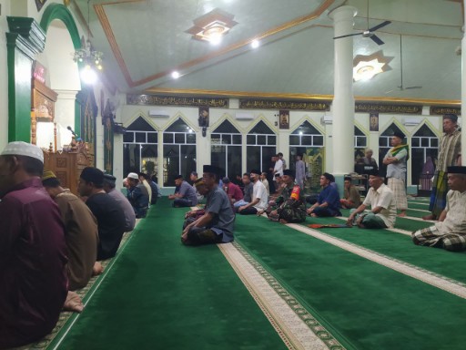 Babinsa Kodim 1420/Sidrap mengikuti shalat subuh berjamaah bersama warga dalam kegiatan safari subuh di salah satu masjid di Sidrap.