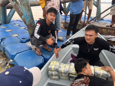 Kanit Reskrim Polsek Reteh bersama tim mengamankan puluhan paket sabu dari speedboat di perairan Batang Gansal.